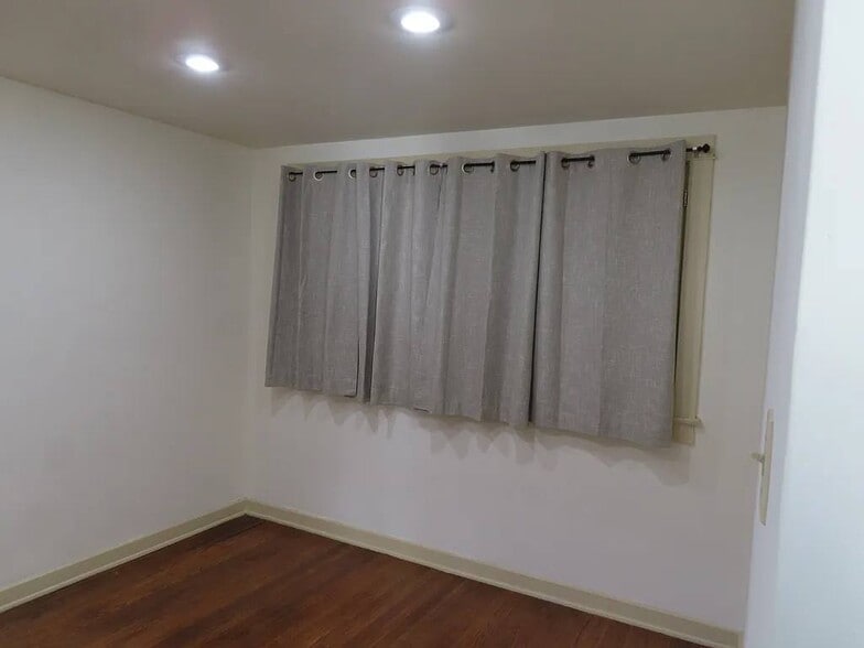 Building Photo - 221 N Fern Ave