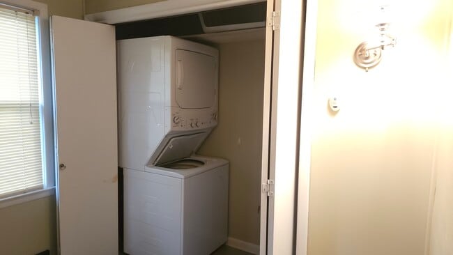 Building Photo - 209 Maple Ct