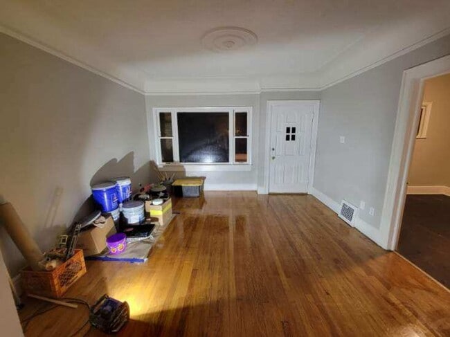 Building Photo - Beautifully updated large spacious home.  ...