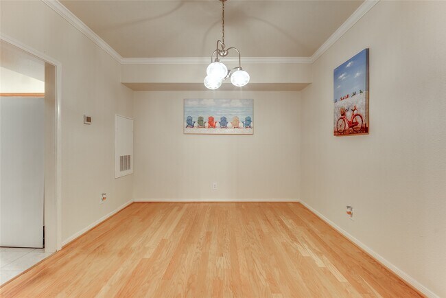 Building Photo - 2255 Braeswood Park Dr