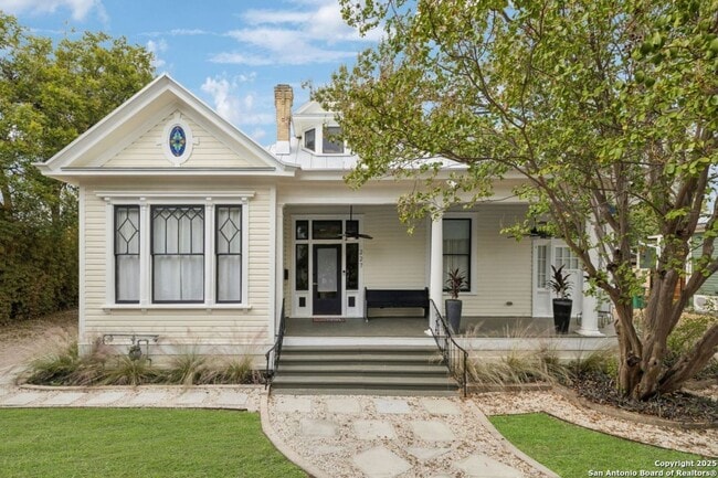 Building Photo - HISTORIC CHARM IN KING WILLIAM