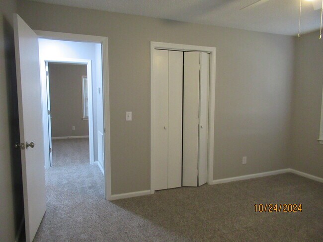 Building Photo - 870 Marigold St