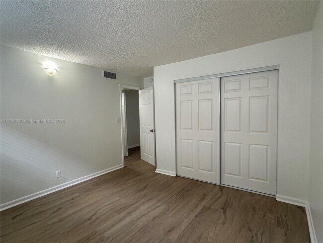 Building Photo - 5661 SW 36th Ct