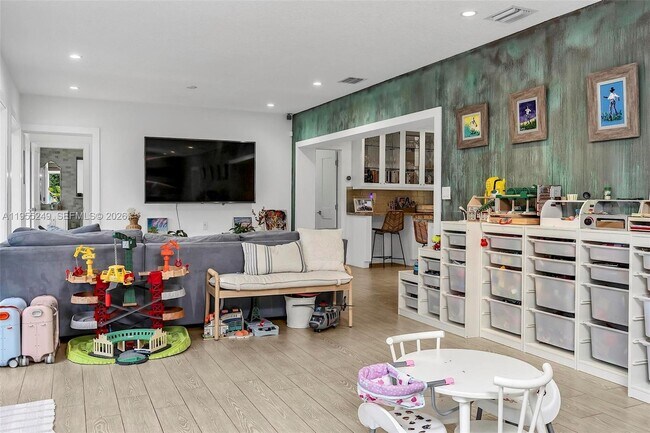 Building Photo - 1444 Mendavia Ave