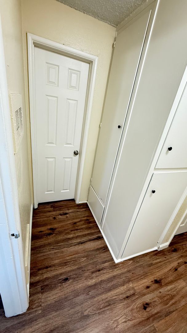 Building Photo - 2 bedroom 1 bath available near UC Riverside