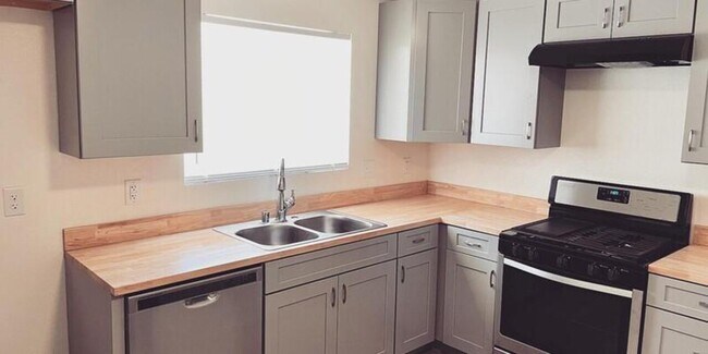 Building Photo - Courtyard II