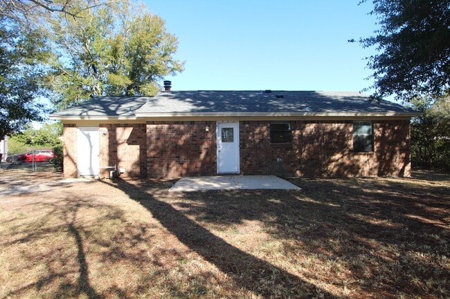 Building Photo - 3BR/2BA with Garage & Fenced Yard – Availa...