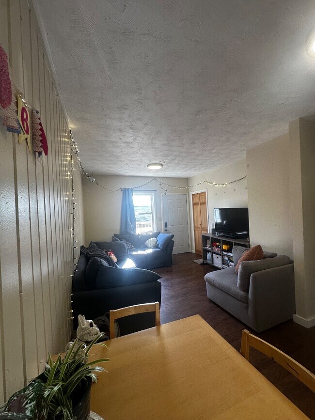 Building Photo - 136 Lorentz St