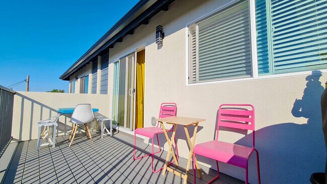 Building Photo - 721 E 22nd St