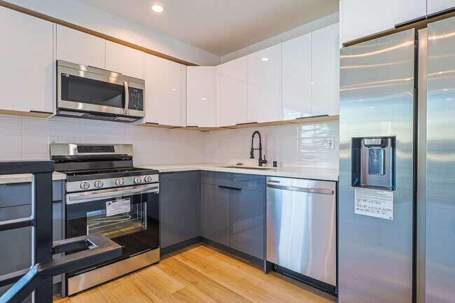 Building Photo - 2332 Carmona Ave