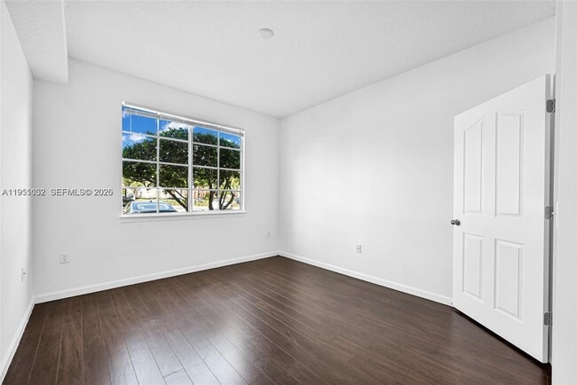 Building Photo - 2101 Myrtlewood Cir E