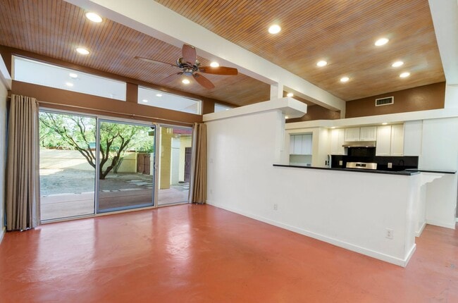 Building Photo - University Bungalow