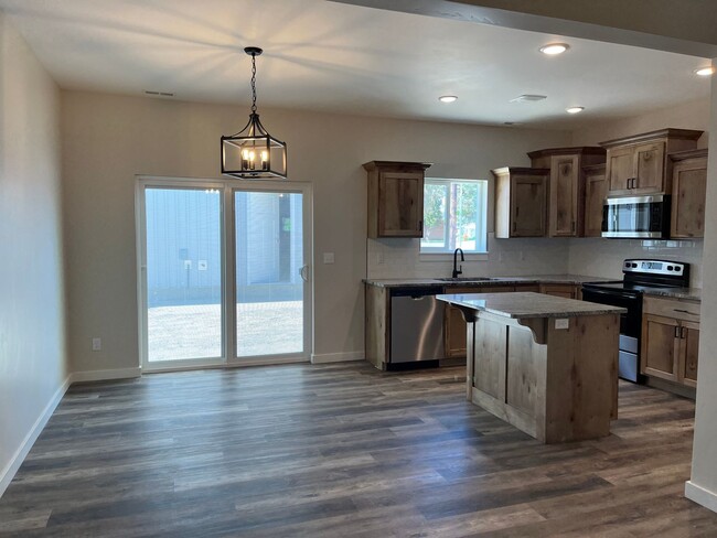 Building Photo - Rent Reduced! Rent Special $100 Off the First 2 Month of Rent!!