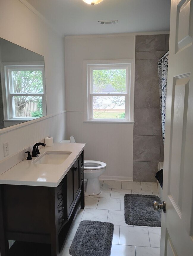 Building Photo - Stunning 3 Bedroom/2 Bath Awaits You