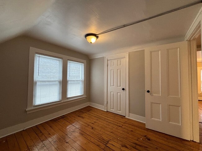 Building Photo - 4 Bedroom 2 Bath Single Family Home W/Garage!