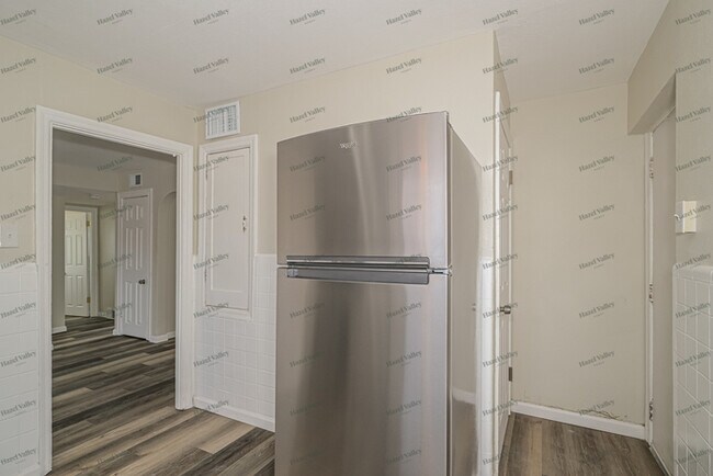 Building Photo - 1100 Mona Dr