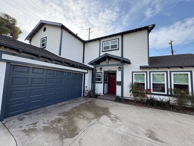 Building Photo - Remodeled Craftsman style 3 bedroom (with 4th office/bedroom), 3 bathroom home - this is NOT your...