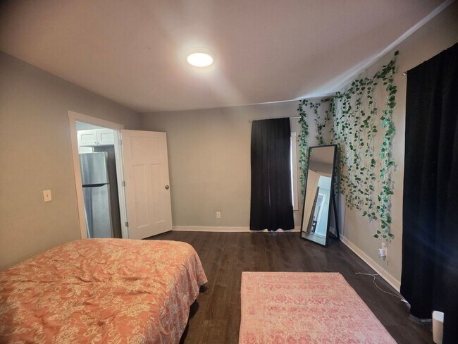 Building Photo - 626 NE Taylor St