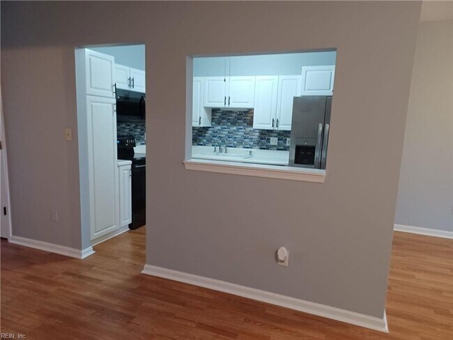 Building Photo - 1332 Lake Dr