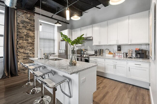 Building Photo - 212 W Roberts Ave