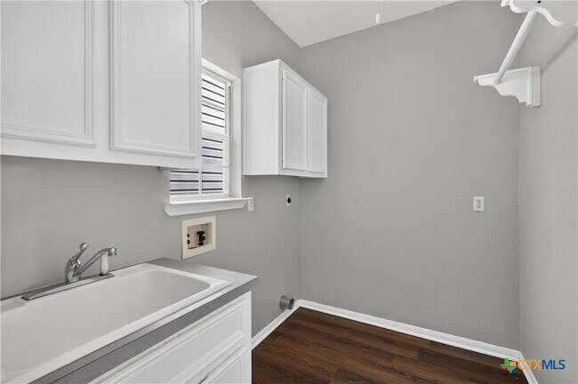 Building Photo - 1810 Mesa Oaks Cir
