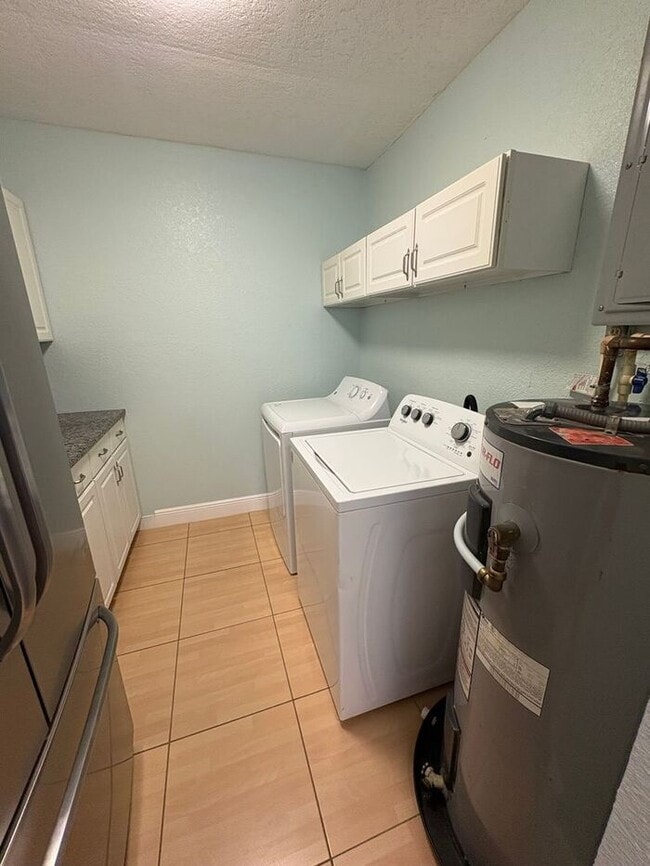 Building Photo - 3 Bedrooms on a fenced back yard and a sou...