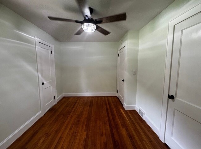 Building Photo - 4011 Rolling Hill Dr