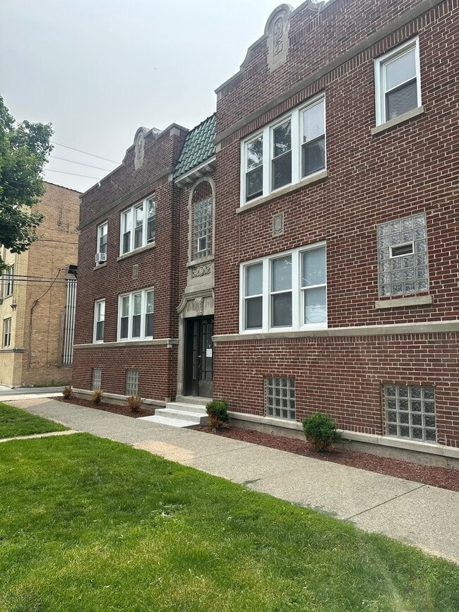 Primary Photo - 2422 N Kilbourn Ave