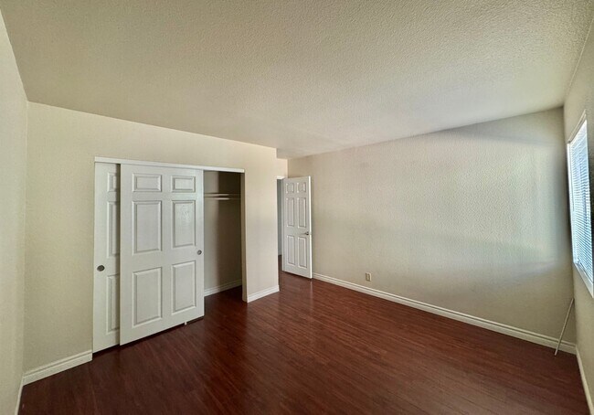 Building Photo - 5422 River Glen Dr