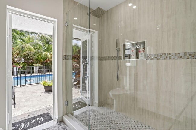 Building Photo - 600 NE 4th St