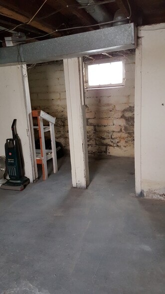 small storage area - 2730 pleasant Ave S