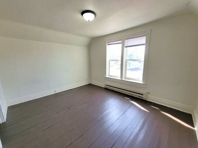 Building Photo - 633-633 1/2 Spring Street