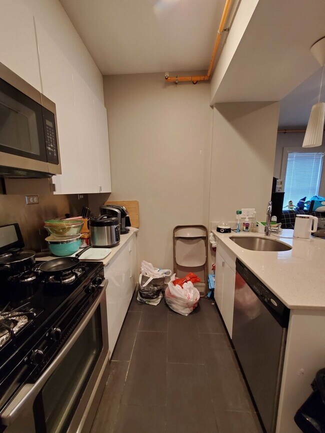 Building Photo - Nicely gut renovated 5 bed townhouse with all the extras!