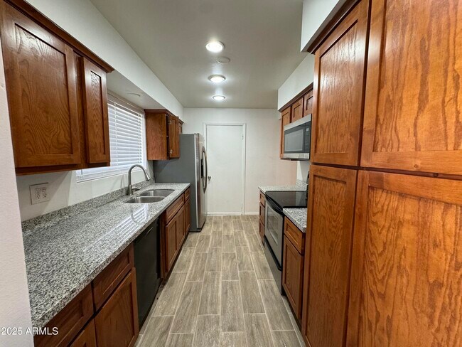 Building Photo - 1718 W Oraibi Dr