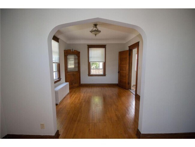 Building Photo - 5 Bed house Near Concordia