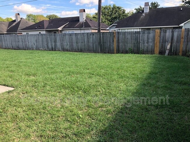 Building Photo - 221 Briarhaven Dr