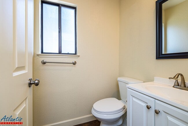 Building Photo - Lovely Townhouse | Resort-Style Community