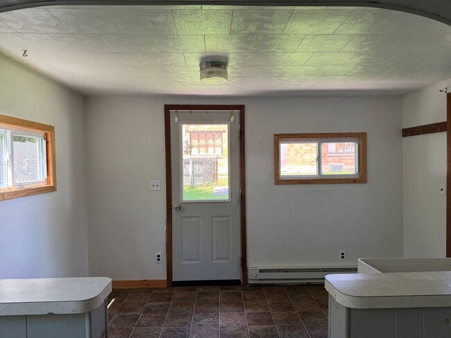 Building Photo - 3 Bed 1 Bath Home with Garage