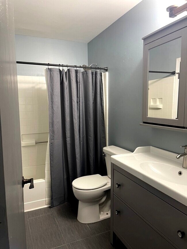 Building Photo - 939 Symphony Dr