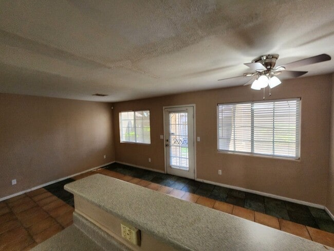 Building Photo - Beautiful 3 Bedroom & 2 1/2 Bath Condo.