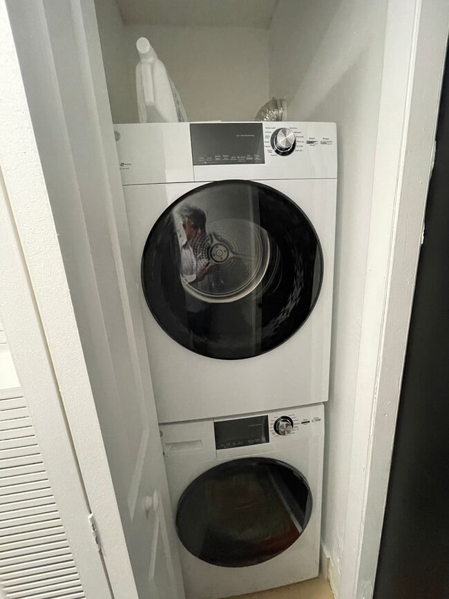 Building Photo - 2 Bedroom Condo in Winding Lake - Sunrise ...