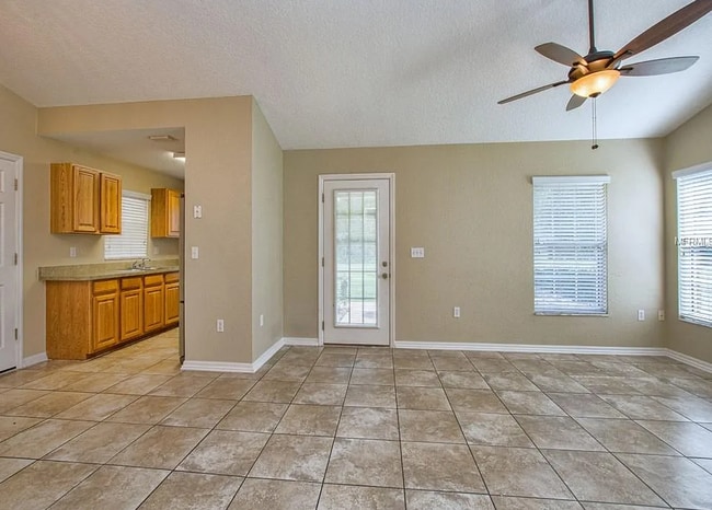 Building Photo - Charming 3/2 with large fenced yard!