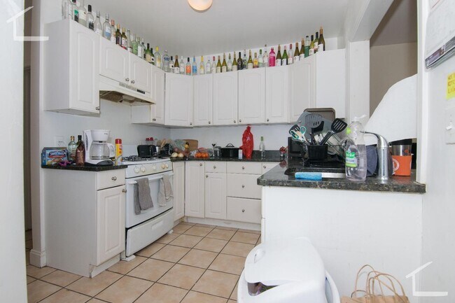Building Photo - BU Housing - 4Bed 1.5Bath in Brookline - 9/1/26 (H&HW Included - Parking Available)
