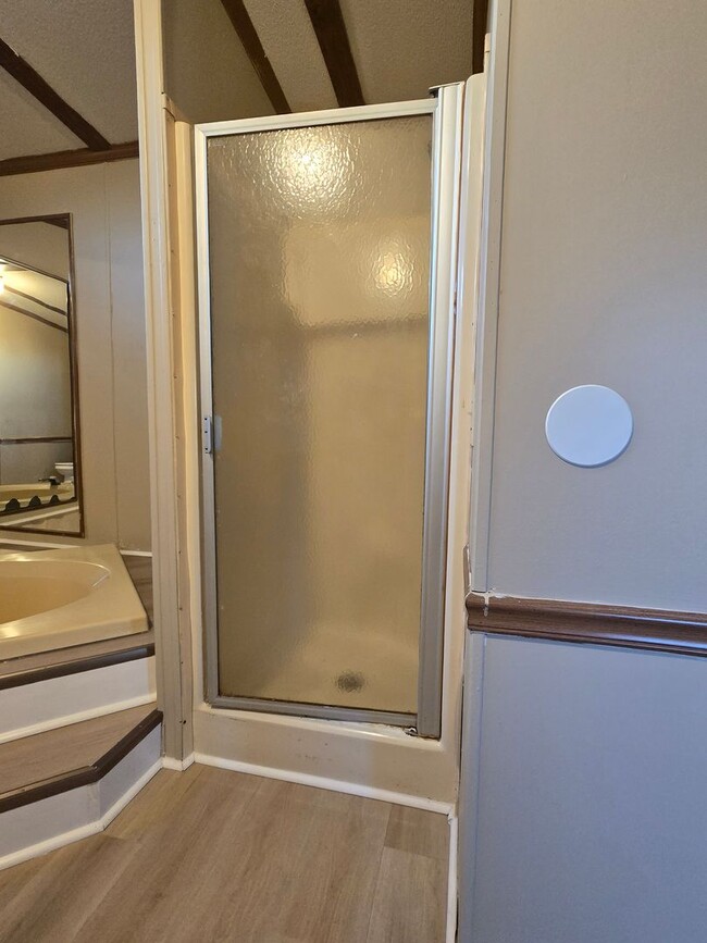 Building Photo - 3 bedroom, 2 bath Mobile Home in Yorktowne