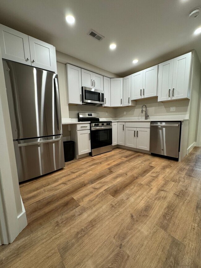 Building Photo - June 1st-ish Renovated 3 Bed/2 Bath A+ Location Worthington St