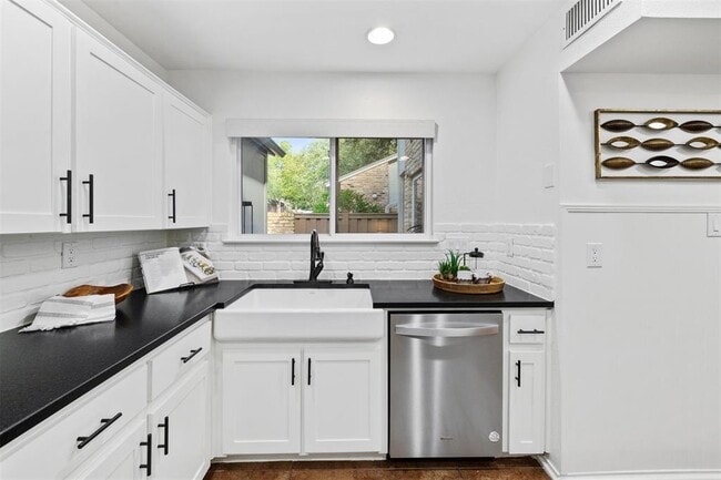 Building Photo - 8346 Summerwood Dr