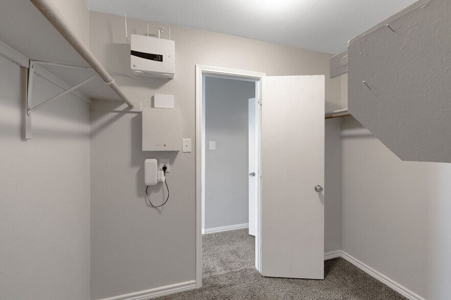 Building Photo - 2708 Bur Oak Dr