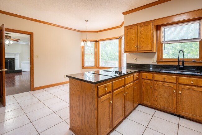 Building Photo - 4135 Knollcrest Cir N