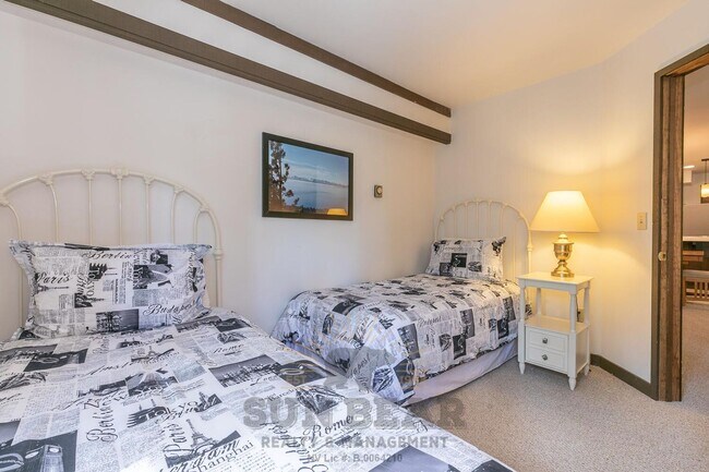 Building Photo - Adorable Condo w Elevator & Open Condo Garage