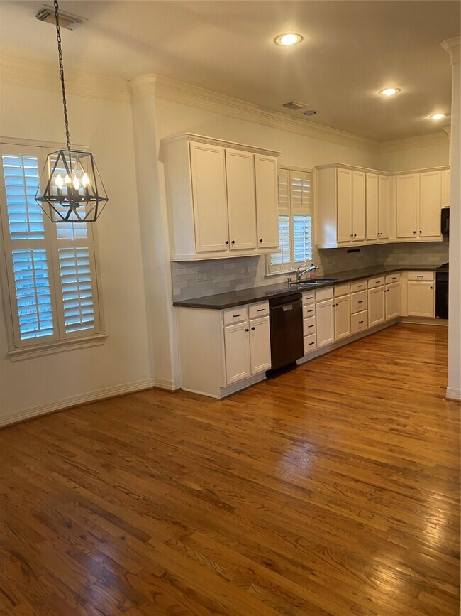 Building Photo - 1421 Bremond St